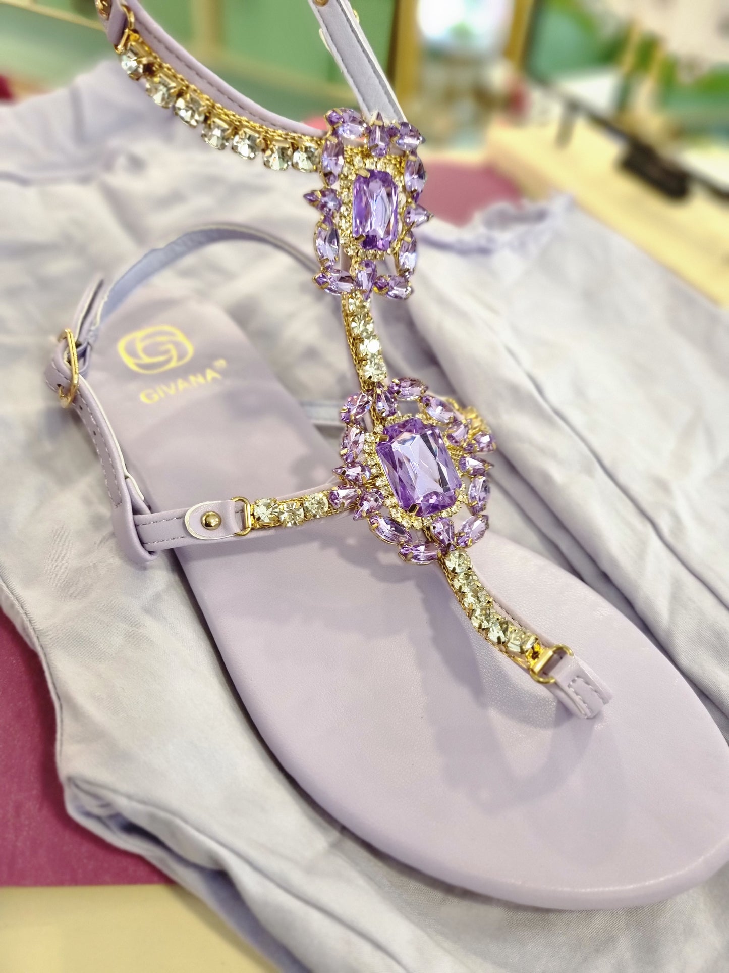 Riemensandalen mit Steinchen