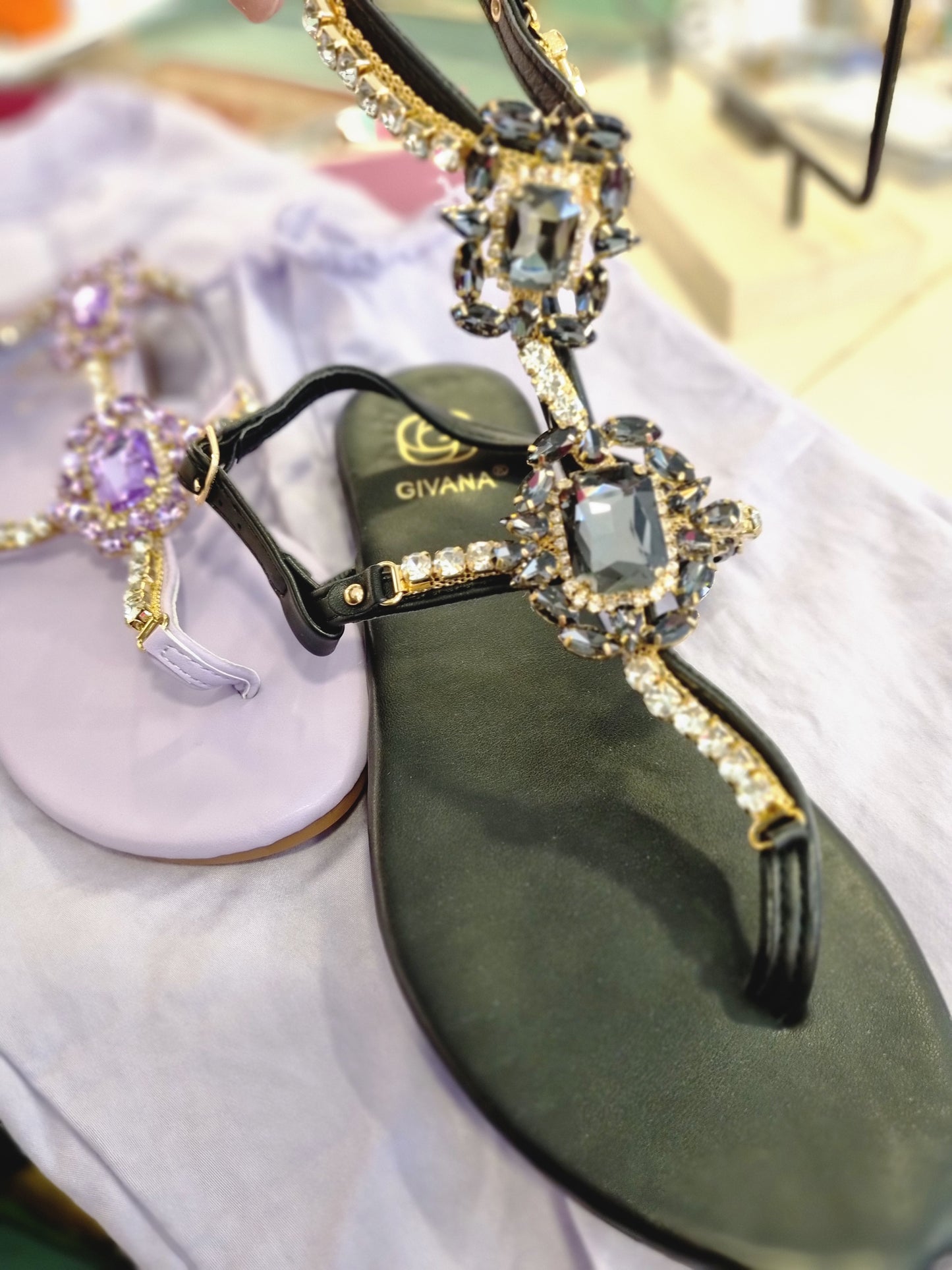 Riemensandalen mit Steinchen