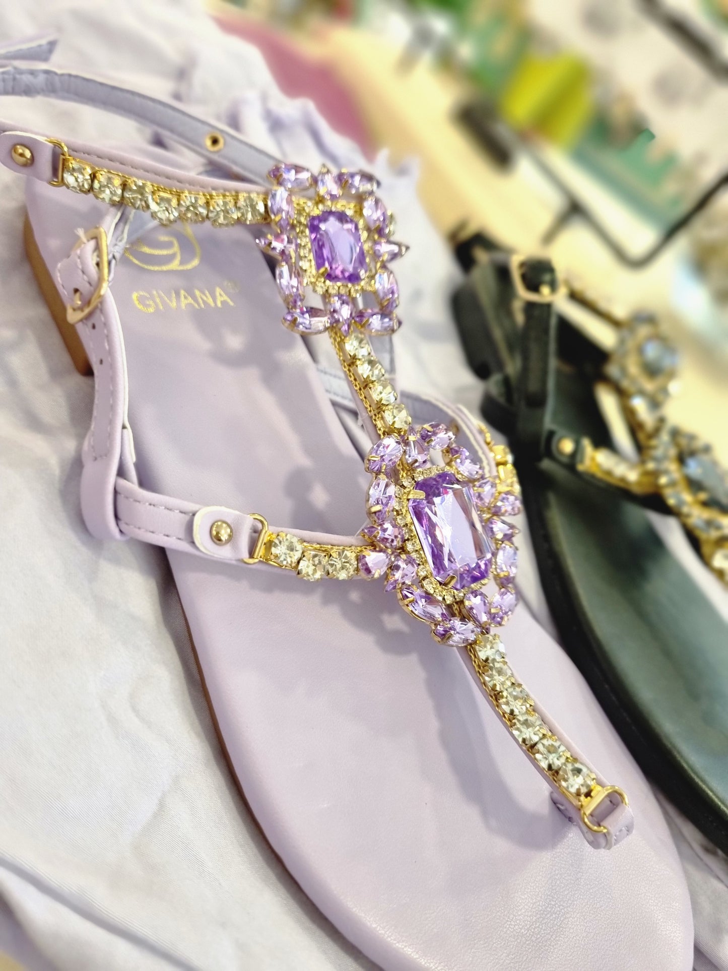 Riemensandalen mit Steinchen